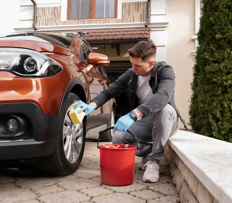 Lavage auto à domicile Cazals : professionnel intervenant sur un véhicule